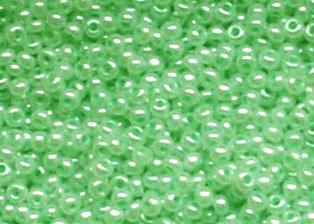 Karoliukai Preciosa šviesiai žalios spalvos, blizgūs (37154)