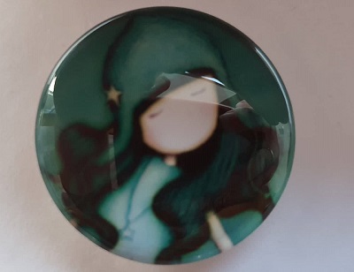 Stiklinis magnetukas adatoms "Mergaitė su mėlyna kepure" apvalus