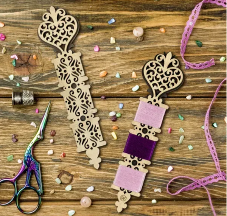 .Medinės ritės siūlams Ornamentai (Wonderland FLC-094)