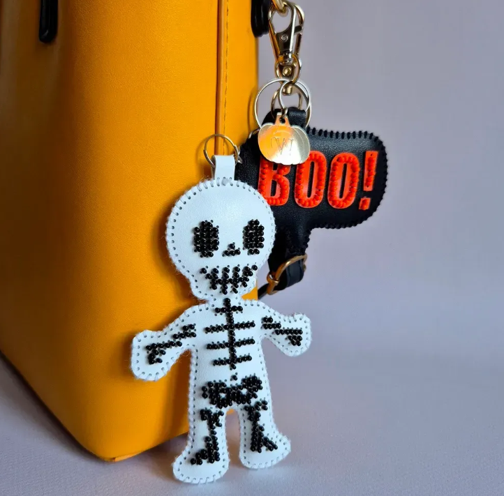 _Siuvinėjimo ant odos pakabukas Baltas Skeletas (Wonderland FLBB-200)