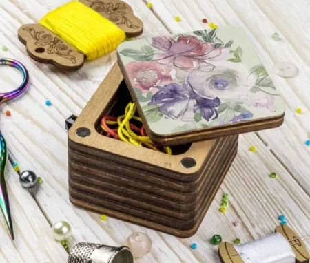 Dėžutė siūlų likučiams Akvarelės gėlės (Wonderland FLZBN-108)